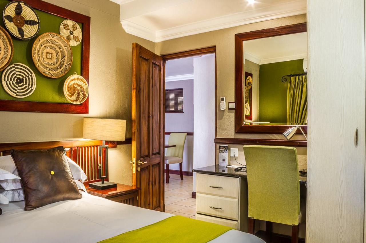 Peermont Mondior Hotel Gaborone Esterno foto